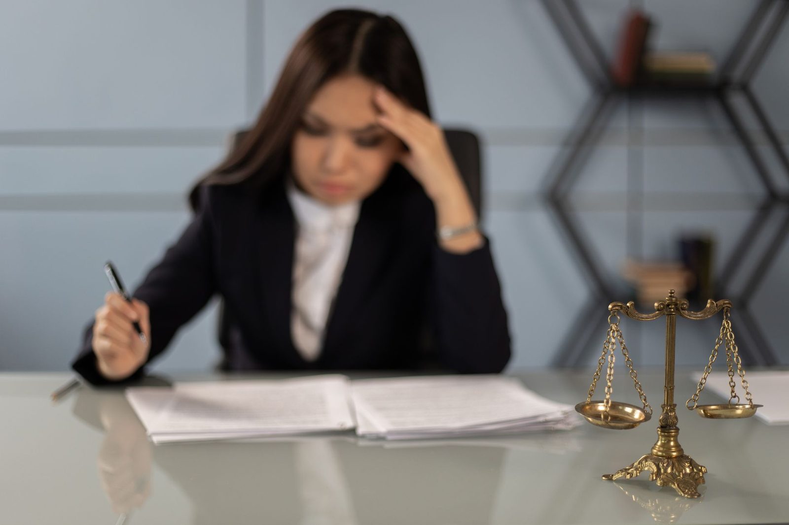 Abogada de Desarrollo Legal en su oficina